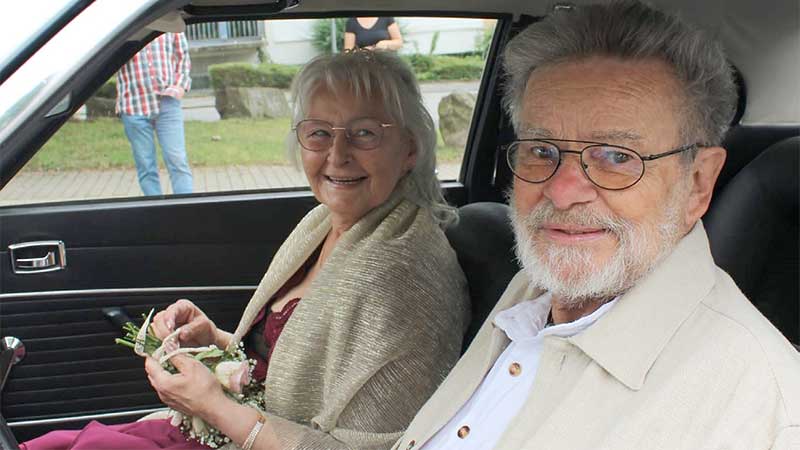 Maria und Helmut haben den Capri neben dem früheren Standesamt sofort entdeckt. Maria und Helmut haben den Capri neben dem früheren Standesamt sofort entdeckt.