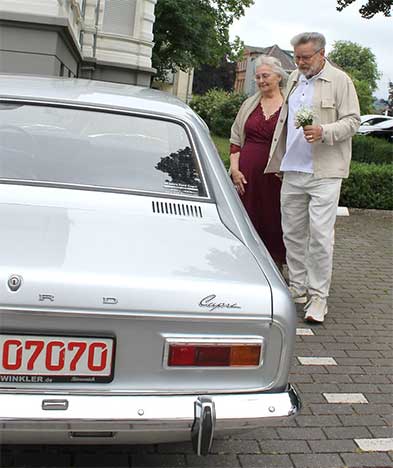Maria und Helmut haben den Capri neben dem früheren Standesamt sofort entdeckt. Maria und Helmut haben den Capri neben dem früheren Standesamt sofort entdeckt.