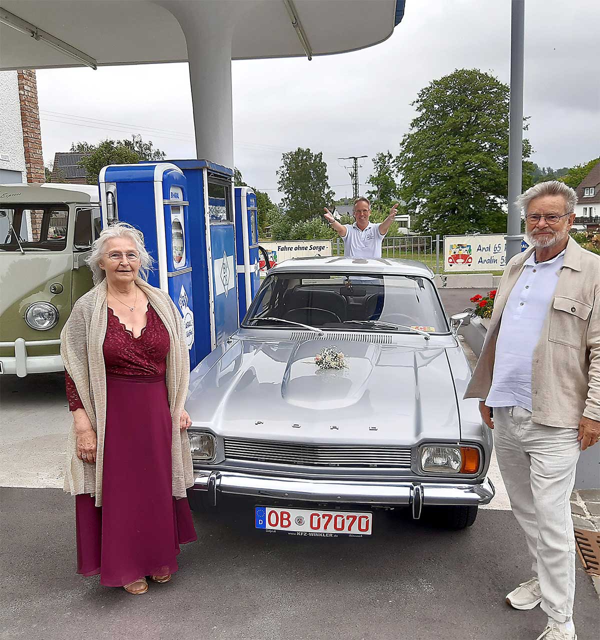 Das glückliche Paar an der nachgebauten 50er Jahre-Tankstelle von Frank Levermann in Blindtrop. Das glückliche Paar an der nachgebauten 50er Jahre-Tankstelle von Frank Levermann in Blindtrop.