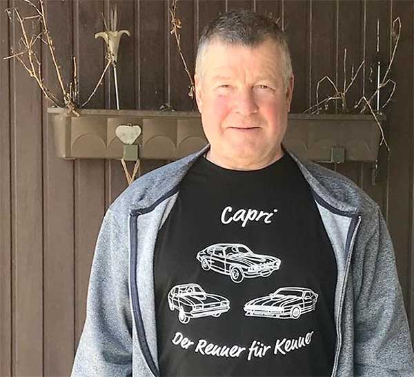 Hans Peter Gätjen fuhr einst Capri und findet das Auto noch immer gut, wie das Textil im linken Bild zeigt. Hans Peter Gätjen fuhr einst Capri und findet das Auto noch immer gut, wie das Textil im linken Bild zeigt.