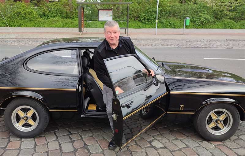 Hans Peter Gätjen fuhr einst Capri und findet das Auto noch immer gut, wie das Textil im linken Bild zeigt. Hans Peter Gätjen fuhr einst Capri und findet das Auto noch immer gut, wie das Textil im linken Bild zeigt.