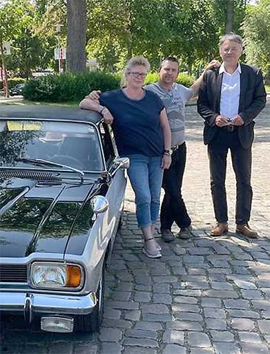 Das Capri-Paar Katja und Dirk Scharmukschnis mit dem überraschten Jubilar. Das Capri-Paar Katja und Dirk Scharmukschnis mit dem überraschten Jubilar.