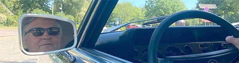 Der Capri steht Bernd Klöpper unverändert gut. Dieser Mann muss ja fast am Steuer eines solchen Autos sitzen. Der Capri steht Bernd Klöpper unverändert gut. Dieser Mann muss ja fast am Steuer eines solchen Autos sitzen.