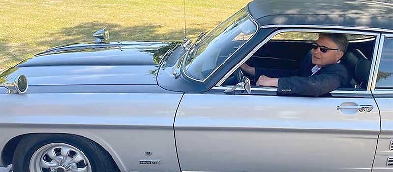 Der Capri steht Bernd Klöpper unverändert gut. Dieser Mann muss ja fast am Steuer eines solchen Autos sitzen. Der Capri steht Bernd Klöpper unverändert gut. Dieser Mann muss ja fast am Steuer eines solchen Autos sitzen.