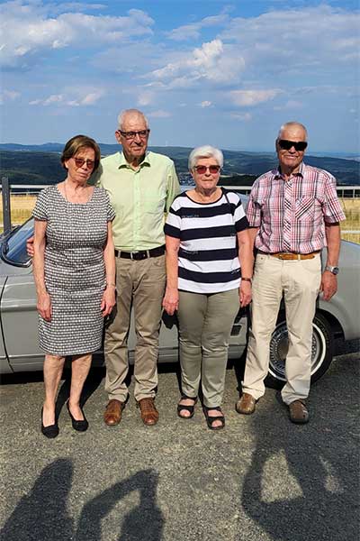 Günter mit Ehefrau Inge und dem Nachwuchs sowie rechts im Bild mit seinen Geschwistern. Günter mit Ehefrau Inge und dem Nachwuchs sowie rechts im Bild mit seinen Geschwistern.