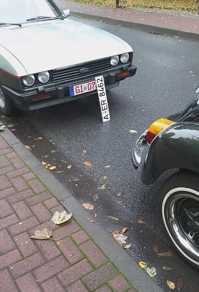 Vom Gießener 07er zum zeitgerechten DIN-Kennzeichen aus Augsburg an Edgars Capri. Die Requisite beim Film ist dafür verantwortlich. Vom Gießener 07er zum zeitgerechten DIN-Kennzeichen aus Augsburg an Edgars Capri. Die Requisite beim Film ist dafür verantwortlich.