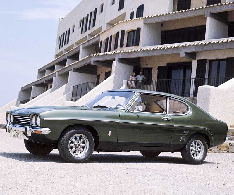 Blinker vorn in der Stoßstange, andere Kotflügelembleme, kürzere Lufteinlassattrappen und die neue Stahlsportfelge machten es auch von der Seite deutlich: dies ist ein Capri ´73. Die Heckleuchten wuchsen deutlich im Vergleich zum Vorgänger. Blinker vorn in der Stoßstange, andere Kotflügelembleme, kürzere Lufteinlassattrappen und die neue Stahlsportfelge machten es auch von der Seite deutlich: dies ist ein Capri ´73. Die Heckleuchten wuchsen deutlich im Vergleich zum Vorgänger.
