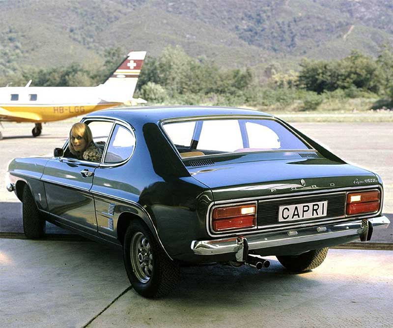 Blinker vorn in der Stoßstange, andere Kotflügelembleme, kürzere Lufteinlassattrappen und die neue Stahlsportfelge machten es auch von der Seite deutlich: dies ist ein Capri ´73. Die Heckleuchten wuchsen deutlich im Vergleich zum Vorgänger. Blinker vorn in der Stoßstange, andere Kotflügelembleme, kürzere Lufteinlassattrappen und die neue Stahlsportfelge machten es auch von der Seite deutlich: dies ist ein Capri ´73. Die Heckleuchten wuchsen deutlich im Vergleich zum Vorgänger.