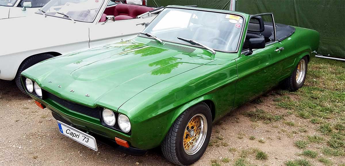 Weniger als 50 Capri waren es, die das Karosseriewerk Karl Deutsch in Köln-Braunsfeld zum Cabrio aufschnitt. Einmalig blieb dieser RS 2600 in der 73er Optik, weil sich das Dachabschneiden bei einem solchen Sportmodell eigentlich wegen der Karosseriesteifigkeit verbietet. Ein familiärer Wunsch machte es schlussendlich aber möglich, wie der heutige Besitzer, unser C I-Typreferent Gregor Reininger, zu berichten weiß: „Ich habe das Auto vor 22 Jahren gekauft. 2017 lernte ich auf einem Treffen für Deutsch-Sonderumbauten den Erstbesitzer, Heribert Deutsch, kennen. Er hat mir bestätigt, dass es der einzige RS ist, der bei Deutsch zum Cabrio wurde. Sein Vater und sein Onkel hielten den Umbau wegen des harten Sportfahrwerkes für ungeeignet. Er habe aber so lange seine Verwandtschaft penetriert, bis er es doch umgebaut bekam.“ Dies geschah im März 1971, Heribert Deutsch ließ das Unikat später auf die Optik des 73er Modells, inklusive des veränderten Armaturenbretts, umrüsten. Weniger als 50 Capri waren es, die das Karosseriewerk Karl Deutsch in Köln-Braunsfeld zum Cabrio aufschnitt. Einmalig blieb dieser RS 2600 in der 73er Optik, weil sich das Dachabschneiden bei einem solchen Sportmodell eigentlich wegen der Karosseriesteifigkeit verbietet. Ein familiärer Wunsch machte es schlussendlich aber möglich, wie der heutige Besitzer, unser C I-Typreferent Gregor Reininger, zu berichten weiß: „Ich habe das Auto vor 22 Jahren gekauft. 2017 lernte ich auf einem Treffen für Deutsch-Sonderumbauten den Erstbesitzer, Heribert Deutsch, kennen. Er hat mir bestätigt, dass es der einzige RS ist, der bei Deutsch zum Cabrio wurde. Sein Vater und sein Onkel hielten den Umbau wegen des harten Sportfahrwerkes für ungeeignet. Er habe aber so lange seine Verwandtschaft penetriert, bis er es doch umgebaut bekam.“ Dies geschah im März 1971, Heribert Deutsch ließ das Unikat später auf die Optik des 73er Modells, inklusive des veränderten Armaturenbretts, umrüsten.