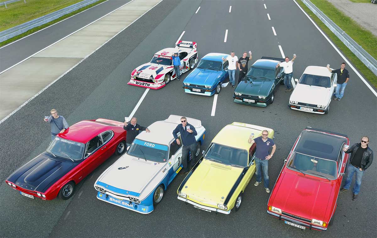 Getränk und Auto: passt! Nach abgeschlossener Produktion für die AUTO BILD KLASSIK prosten die beteiligten Teams mit einer Capri Sonne in die an einer Drohne montierte Kamera. Die „acht heißesten Capri“ kamen im September 2017 auf dem Gelände des Aldenhoven Testing Centers (ATC) zu einer zweitägigen Produktion zusammen. Getränk und Auto: passt! Nach abgeschlossener Produktion für die AUTO BILD KLASSIK prosten die beteiligten Teams mit einer Capri Sonne in die an einer Drohne montierte Kamera. Die „acht heißesten Capri“ kamen im September 2017 auf dem Gelände des Aldenhoven Testing Centers (ATC) zu einer zweitägigen Produktion zusammen.