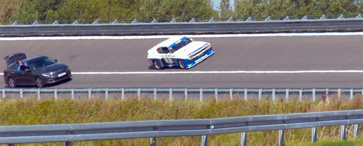 So entstehen Fahraufnahmen von „car to car“: Der Fotograf lehnt sich je nach Motiv weit aus dem Fenster (hier zu sehen), legt sich in eine geöffnete Tür oder die offene Kofferaumklappe. So entstehen Fahraufnahmen von „car to car“: Der Fotograf lehnt sich je nach Motiv weit aus dem Fenster (hier zu sehen), legt sich in eine geöffnete Tür oder die offene Kofferaumklappe.