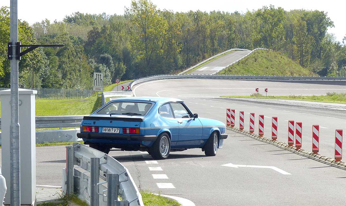 Weil sich die Gruppe sehr diszipliniert verhielt, durften einige Fotopausen zum freien Fahren auf dem Oval genutzt werden - eine absolute Ausnahme. Weil sich die Gruppe sehr diszipliniert verhielt, durften einige Fotopausen zum freien Fahren auf dem Oval genutzt werden - eine absolute Ausnahme.