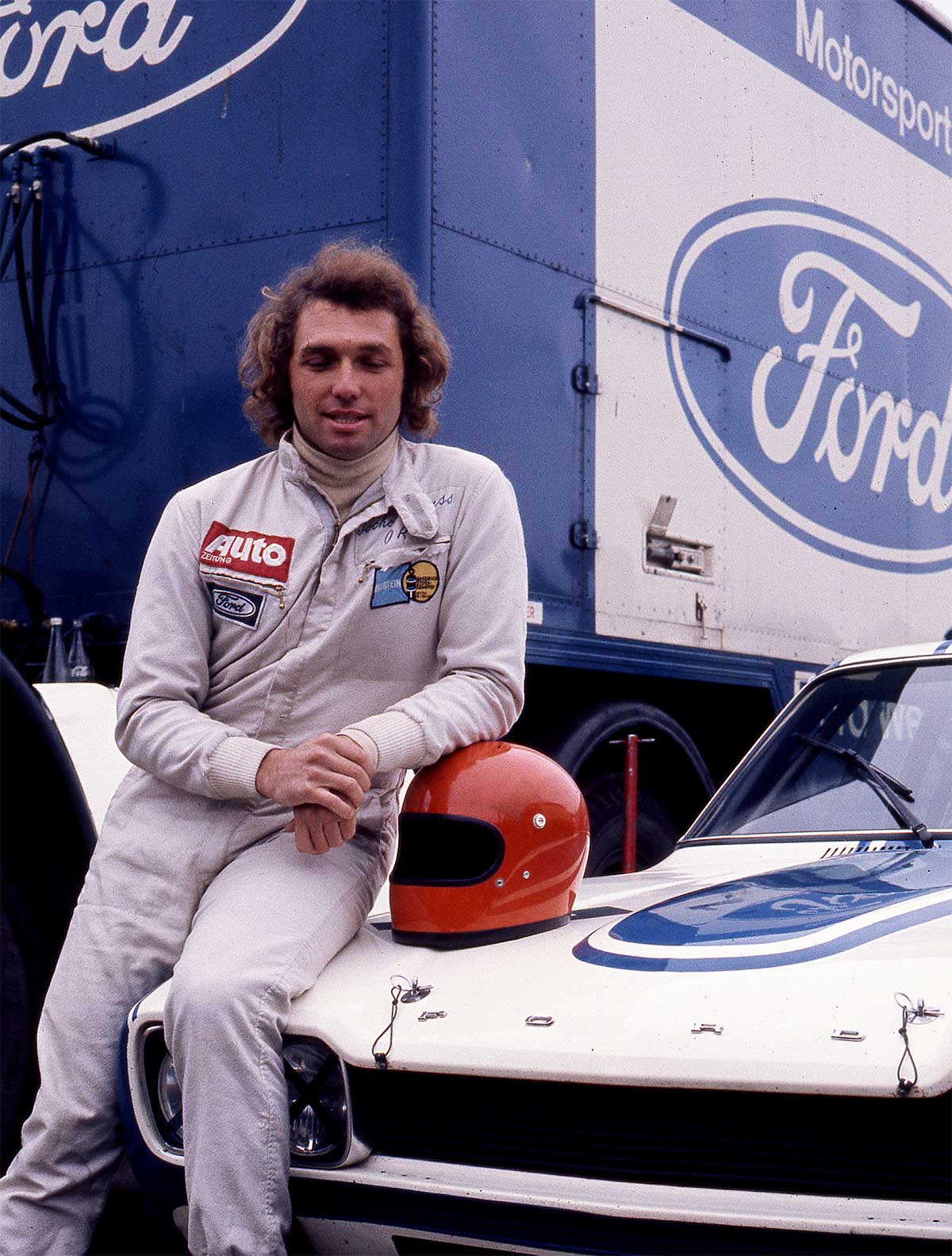 Fundstück aus dem Ford-Archiv. Der damalige Formel 1-Fahrer Jochen Mass und der Capri - in den frühen 70er Jahren eine Erfolgsgeschichte. Insgesamt bestritt Mass in seiner Formel 1-Karriere 105 Grand Prix und erzielte dabei 71 Weltmeisterschaftspunkte. Seinen einzigen F1-Sieg erreichte er am 27. April 1975 unter widrigen Sicherheitsvorkehrungen auf dem als gefährlich geltenden Stadtkurs von Montjuïc in Barcelona, wo der Große Preis von Spanien ausgetragen wurde. Fundstück aus dem Ford-Archiv. Der damalige Formel 1-Fahrer Jochen Mass und der Capri - in den frühen 70er Jahren eine Erfolgsgeschichte. Insgesamt bestritt Mass in seiner Formel 1-Karriere 105 Grand Prix und erzielte dabei 71 Weltmeisterschaftspunkte. Seinen einzigen F1-Sieg erreichte er am 27. April 1975 unter widrigen Sicherheitsvorkehrungen auf dem als gefährlich geltenden Stadtkurs von Montjuïc in Barcelona, wo der Große Preis von Spanien ausgetragen wurde.
