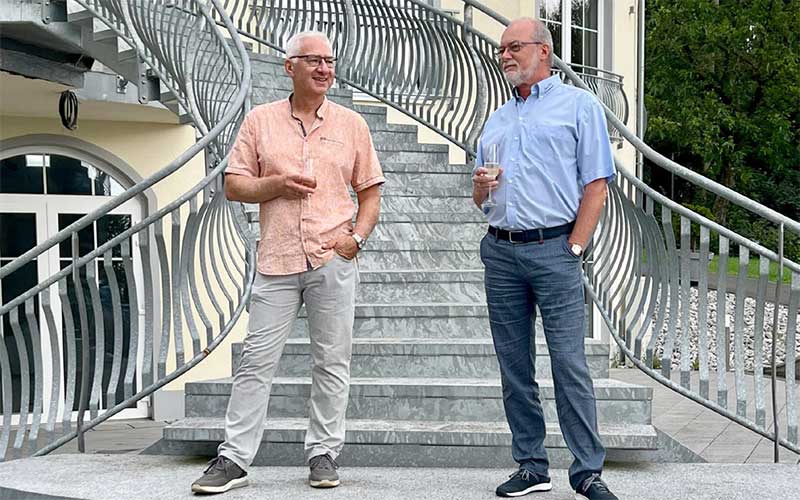 Ralf Geisler (links im linken Bild) hat die Ausfahrt „auf die Beine gestellt“, Anton Feßler (rechts) steht ihm bei der Begrüßung im Parkhotel Hachenburg zur Seite. Ralf Geisler (links im linken Bild) hat die Ausfahrt „auf die Beine gestellt“, Anton Feßler (rechts) steht ihm bei der Begrüßung im Parkhotel Hachenburg zur Seite.