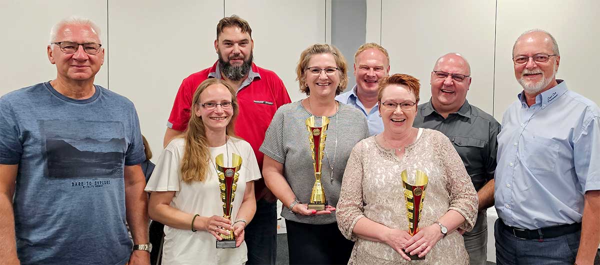 Organisator Ralf Geisler (links) und 1. Vorsitzender Anton Feßler (rechts) mit den drei Teams auf den vorderen Plätzen (von links): Steffi und Mario Dernst (Rang zwei), Theresa Letsch und Michael Roth (Sieger) sowie Michaela und Stefan Bäumer (Rang drei).
Die bunte Capri-Welt, wie an der Perlenkette aufgereiht. Organisator Ralf Geisler (links) und 1. Vorsitzender Anton Feßler (rechts) mit den drei Teams auf den vorderen Plätzen (von links): Steffi und Mario Dernst (Rang zwei), Theresa Letsch und Michael Roth (Sieger) sowie Michaela und Stefan Bäumer (Rang drei).
Die bunte Capri-Welt, wie an der Perlenkette aufgereiht.