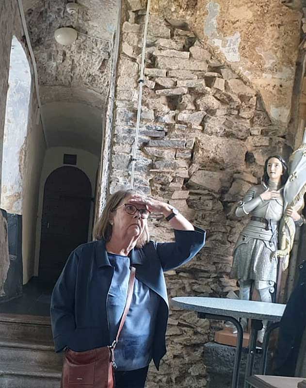 Reizvolle Kontraste in der Wildenburg - findet auch Birgit Lehmann. Reizvolle Kontraste in der Wildenburg - findet auch Birgit Lehmann.