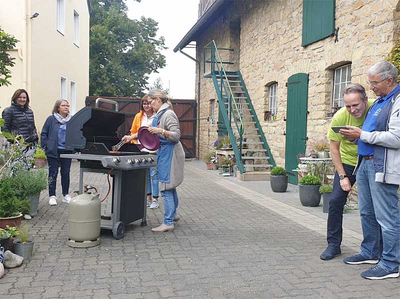 Vorfreude auf den Grillabend: Beate Keiterling, Birgit Lehmann, Elke Weinfurter und Regina Winkler achten auf das Fleisch, Marc Keiterling und Frank Lehmann (von links) sichten schon mal Bilder. Vorfreude auf den Grillabend: Beate Keiterling, Birgit Lehmann, Elke Weinfurter und Regina Winkler achten auf das Fleisch, Marc Keiterling und Frank Lehmann (von links) sichten schon mal Bilder.