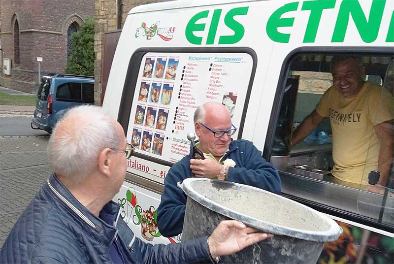 Ein Eis geht immer, der Becher ist für alle groß genug. Walter Winkler (rechts) kämpft mit der Kugel, Gerd Niederberger hat Spaß. Ein Eis geht immer, der Becher ist für alle groß genug. Walter Winkler (rechts) kämpft mit der Kugel, Gerd Niederberger hat Spaß.