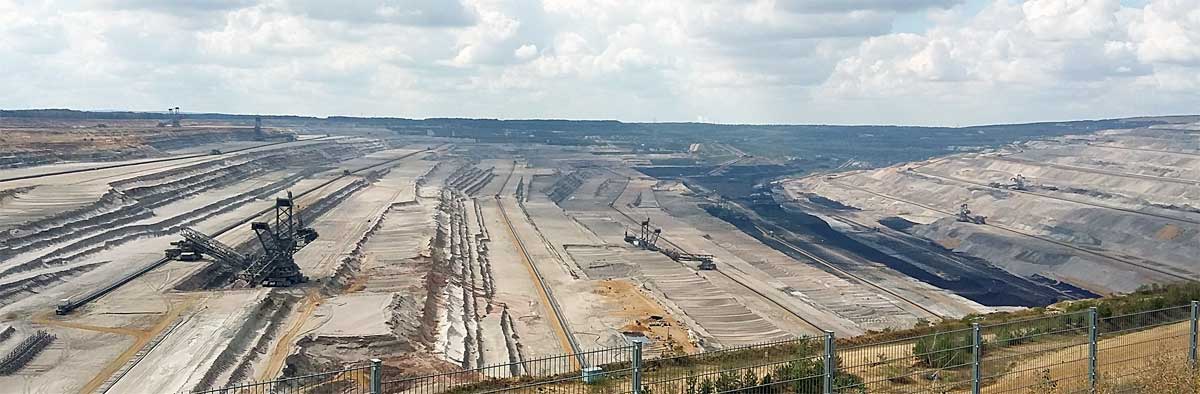 Die Größe des Tagebaus Hambach beeindruckt. Die Größe des Tagebaus Hambach beeindruckt.