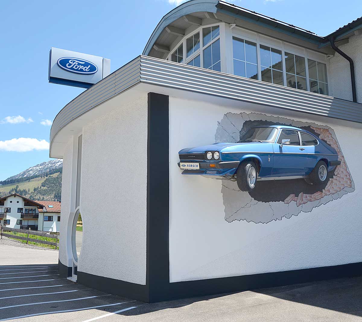 Der Autohaus Fersch-Capri noch an der Außenwand. Der Autohaus Fersch-Capri noch an der Außenwand.