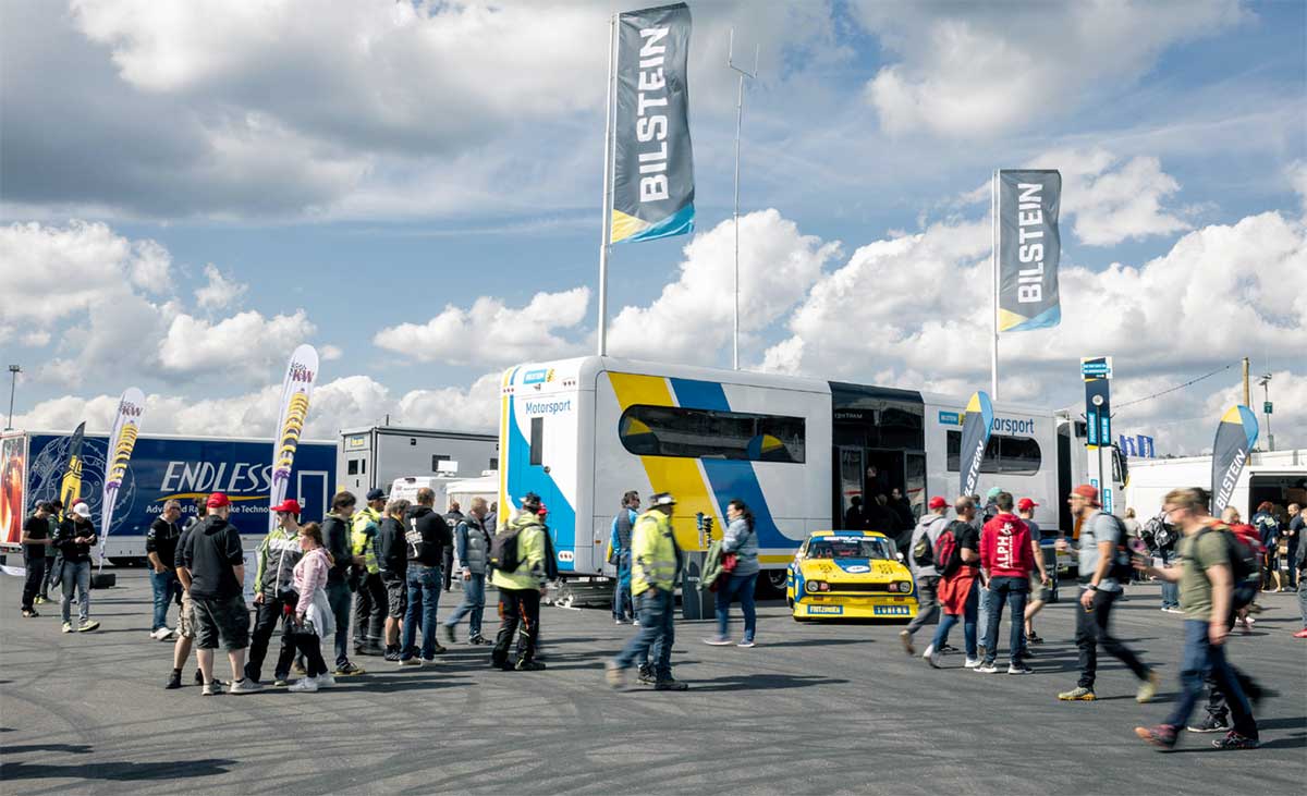 Klaus Regitz´ Capri im Fahrerlager, bildschöne Werbung für Bilstein. Klaus Regitz´ Capri im Fahrerlager, bildschöne Werbung für Bilstein.