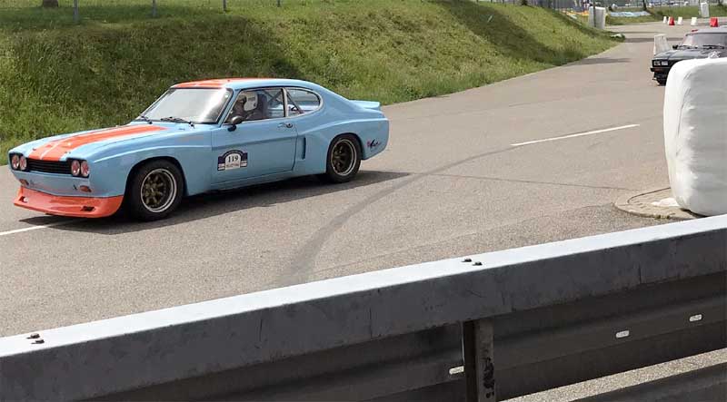 Zwei Capri beim „Vintage Demo Racing“. Zwei Capri beim „Vintage Demo Racing“.