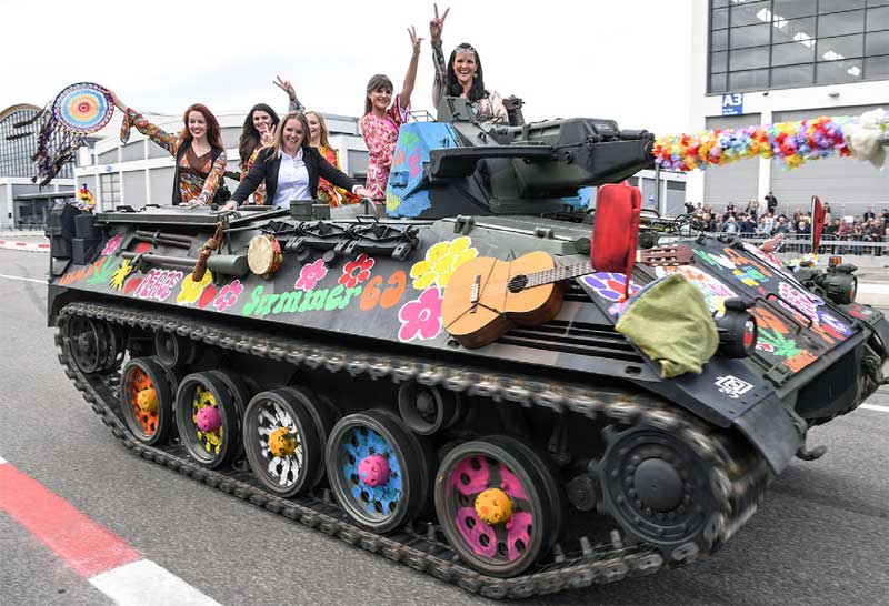 ...zu Lande im Friedenspanzer bei der Flower Power-Party... ...zu Lande im Friedenspanzer bei der Flower Power-Party...