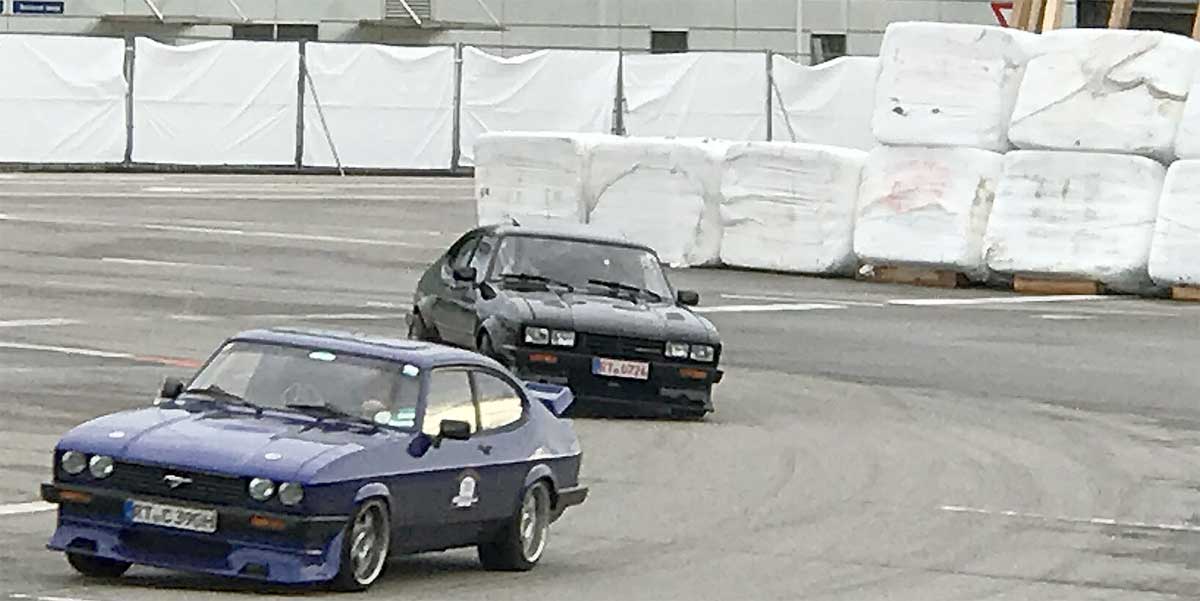 Zwei Capri aus dem Reutlinger Dunstkreis duelleieren sich auf der Rennstrecke. Zwei Capri aus dem Reutlinger Dunstkreis duelleieren sich auf der Rennstrecke.