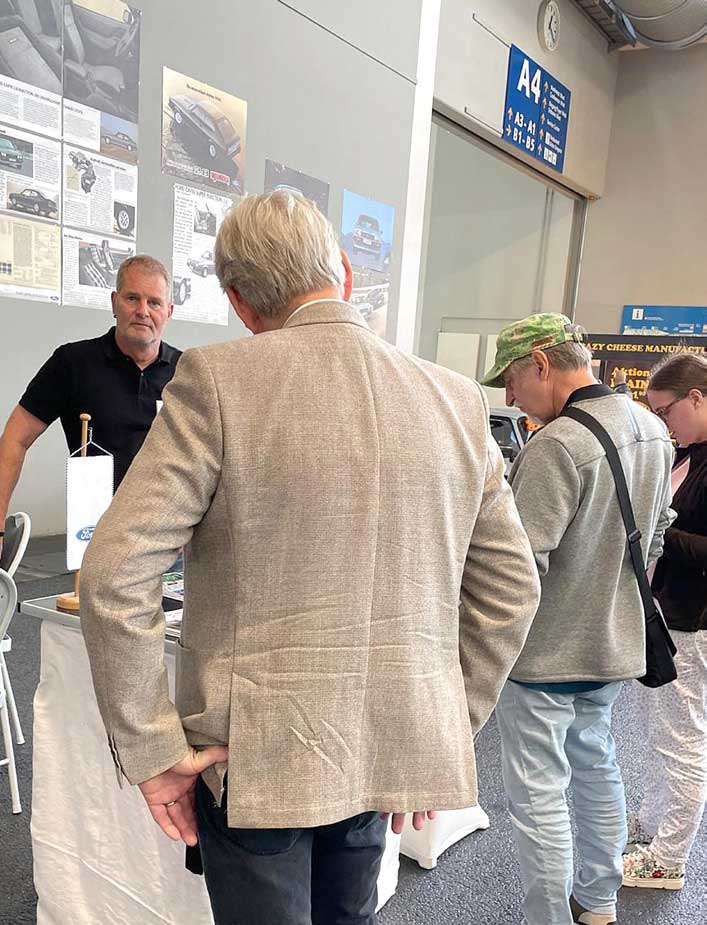 Wolfgang Stein versorgte die Besucher am CCD-Infostand, die von diesem Service rege Gebrauch machten. Wolfgang Stein versorgte die Besucher am CCD-Infostand, die von diesem Service rege Gebrauch machten.