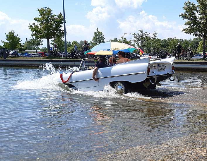 Die Amphicars gingen im Messe-See baden und nahmen dabei vergnügte Besucher mit. Die Amphicars gingen im Messe-See baden und nahmen dabei vergnügte Besucher mit.