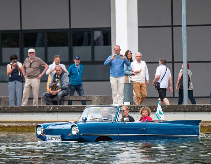 Die Amphicars gingen im Messe-See baden und nahmen dabei vergnügte Besucher mit. Die Amphicars gingen im Messe-See baden und nahmen dabei vergnügte Besucher mit.