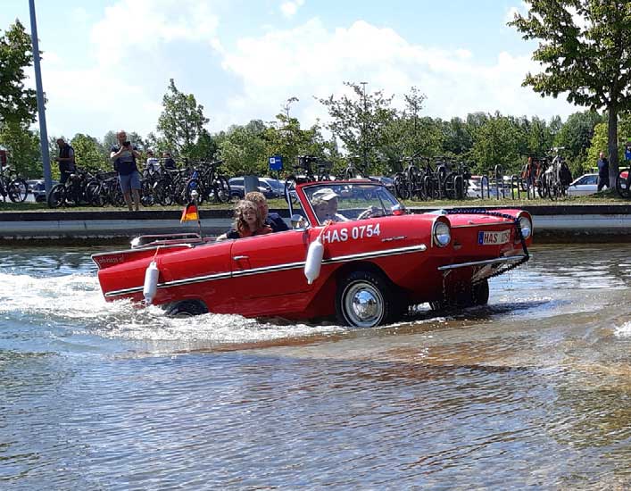 Die Amphicars gingen im Messe-See baden und nahmen dabei vergnügte Besucher mit. Die Amphicars gingen im Messe-See baden und nahmen dabei vergnügte Besucher mit.