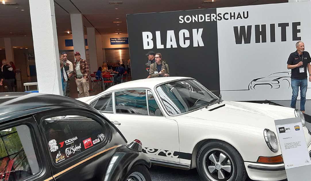 Schwarz-Weiße Sonderschau mit vielen automobilen Paaren. Schwarz-Weiße Sonderschau mit vielen automobilen Paaren.