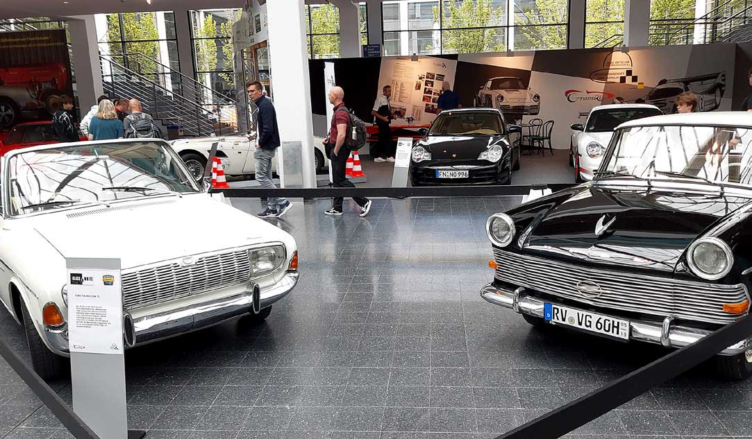 DSchwarz-Weiße Sonderschau mit vielen automobilen Paaren. Schwarz-Weiße Sonderschau mit vielen automobilen Paaren.