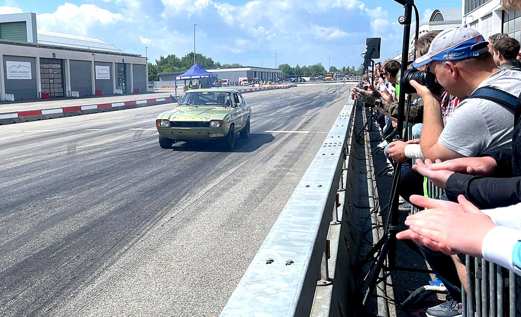 Im Vintage Racing vor der Zuschauertribüne. Im Vintage Racing vor der Zuschauertribüne.