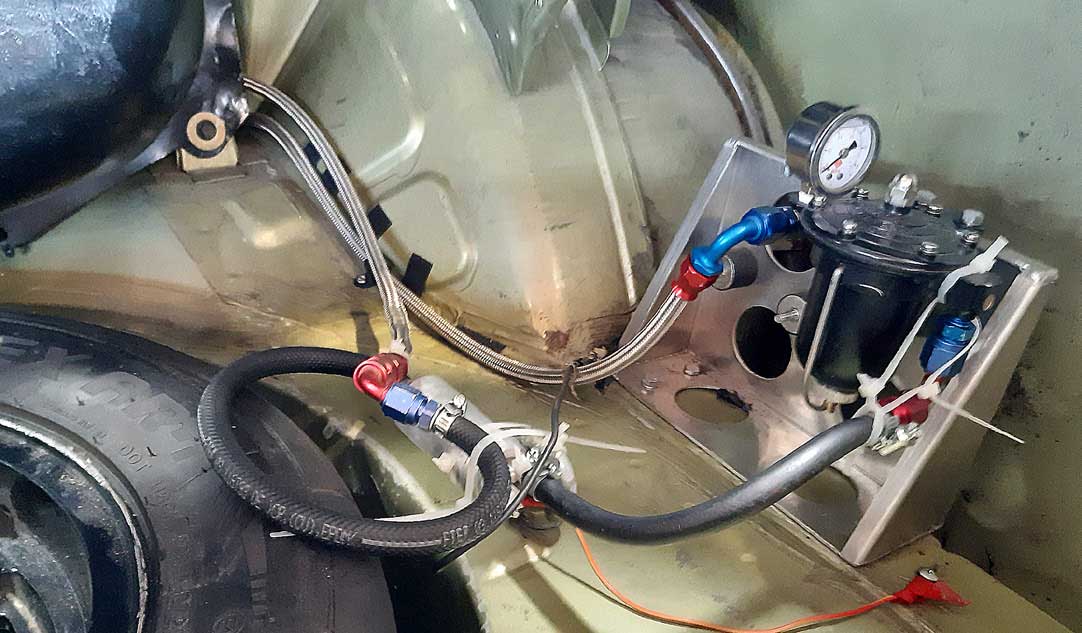 Die improvisierte Benzinzufuhr im Kofferraum. Die improvisierte Benzinzufuhr im Kofferraum.