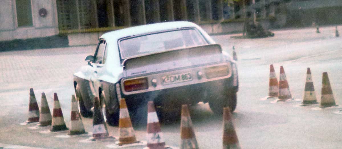 Ein Capri von 1971 mit großen Rückleuchten? Dank guter Beziehungen erhielt Brauneiser bereits vor Verkaufsstart des Capri ´73 aus dem Vorserienbau die veränderte Heckbeleuchtung. Diese wurde durch einen befreundeten Karosseriebauer in das originale Heckblech eingepasst. Ein Capri von 1971 mit großen Rückleuchten? Dank guter Beziehungen erhielt Brauneiser bereits vor Verkaufsstart des Capri ´73 aus dem Vorserienbau die veränderte Heckbeleuchtung. Diese wurde durch einen befreundeten Karosseriebauer in das originale Heckblech eingepasst.