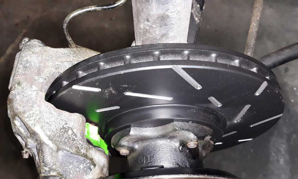 Die Artikelnummer der „Black Dash Disc Sportbremsscheibe lautet USR246. Die Artikelnummer der „Black Dash Disc Sportbremsscheibe lautet USR246.