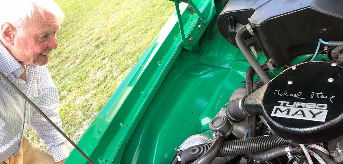 Das Luftfiltergehäuse im Taunus trägt nun seinen Schriftzug. Das Luftfiltergehäuse im Taunus trägt nun seinen Schriftzug.