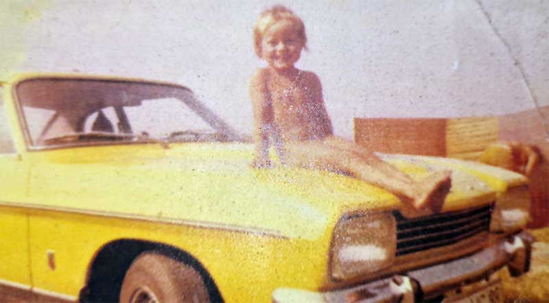 1975 an der Flensburger Förde: auf der Motorhaube von Dads Capri hockt Norberts Schwester. Der 1300-er galt als vollständiges Familienmitglied. 1975 an der Flensburger Förde: auf der Motorhaube von Dads Capri hockt Norberts Schwester. Der 1300-er galt als vollständiges Familienmitglied.
