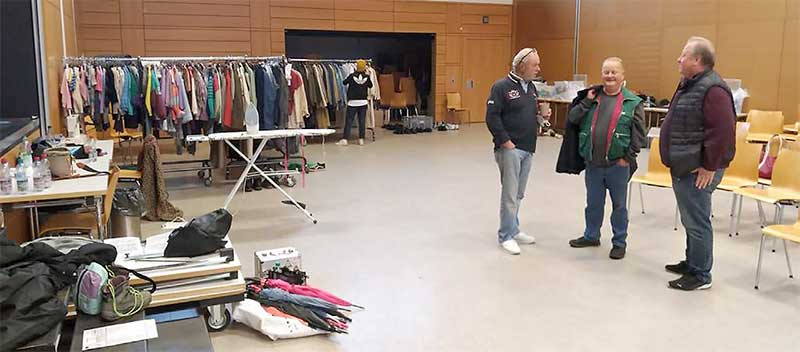 Edgar Seipp (rechts) beim Einkleiden durch die Maskenbildnerei. Edgar Seipp (rechts) beim Einkleiden durch die Maskenbildnerei.