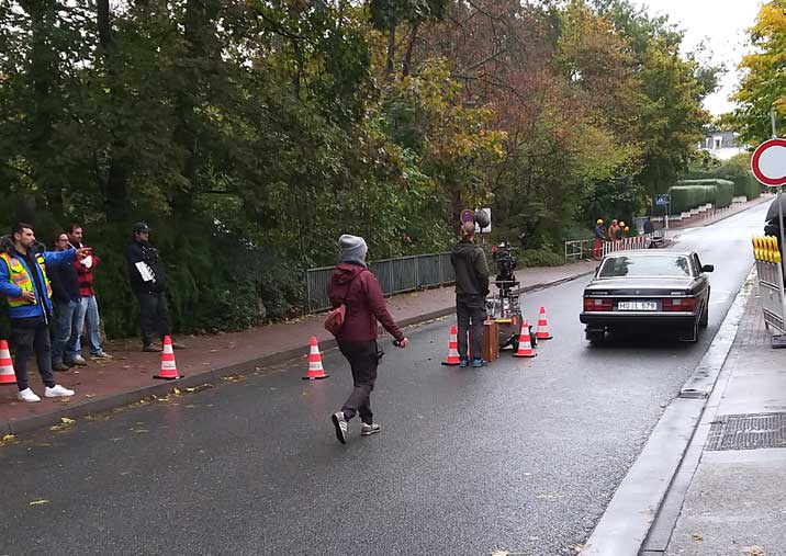 Der abgesperrte Seedammweg und die Proben zur Einstellung der Kameras - Filmdrehs sind eine zeitintensive Angelegenheit. Der abgesperrte Seedammweg und die Proben zur Einstellung der Kameras - Filmdrehs sind eine zeitintensive Angelegenheit.