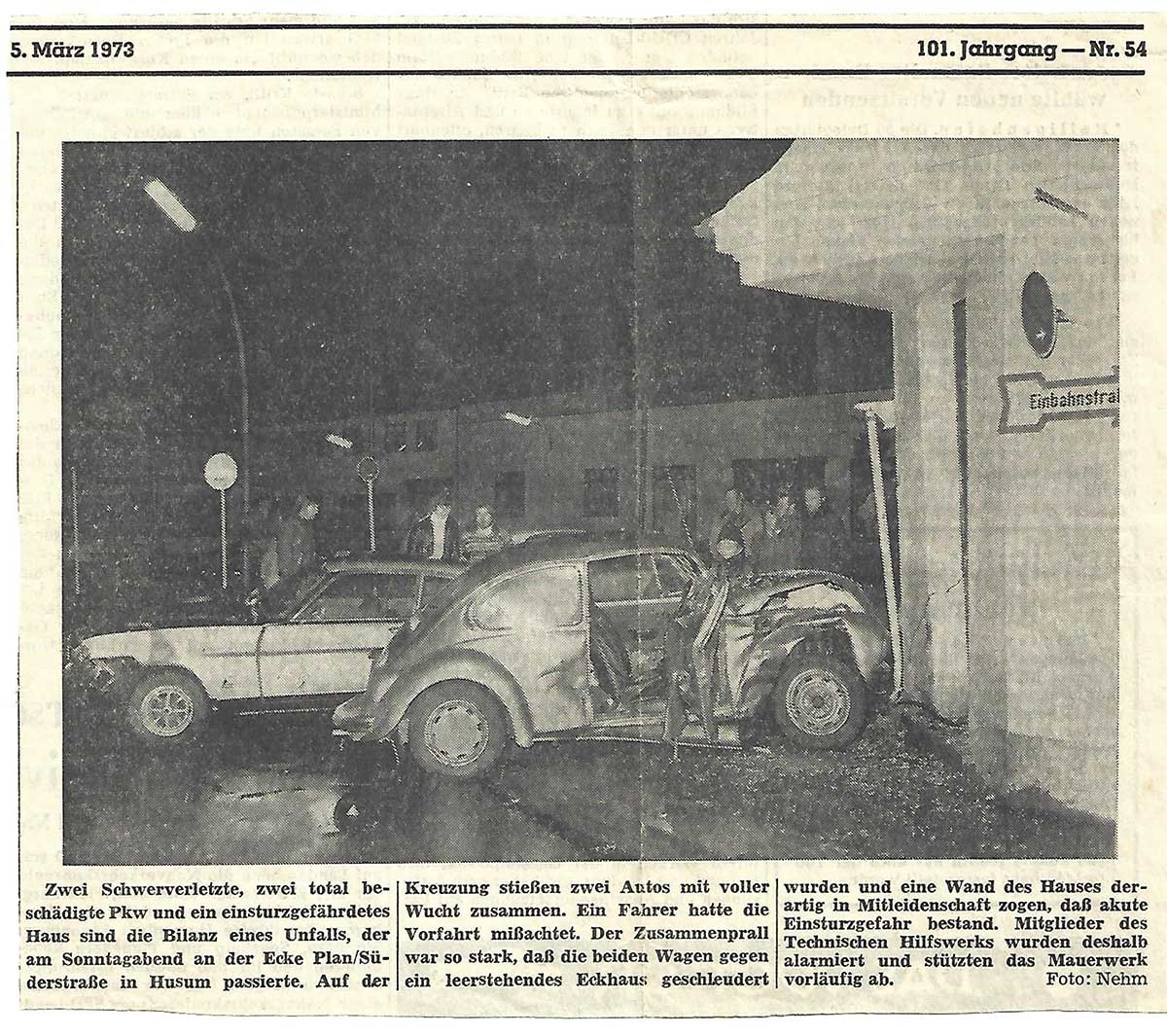 Die lokale Zeitung berichtete am 5. März 1973 über einen Unfall, bei dem nicht nur zwei Schwerverletzte und zwei total beschädigte Autos zu beklagen waren. Die lokale Zeitung berichtete am 5. März 1973 über einen Unfall, bei dem nicht nur zwei Schwerverletzte und zwei total beschädigte Autos zu beklagen waren.