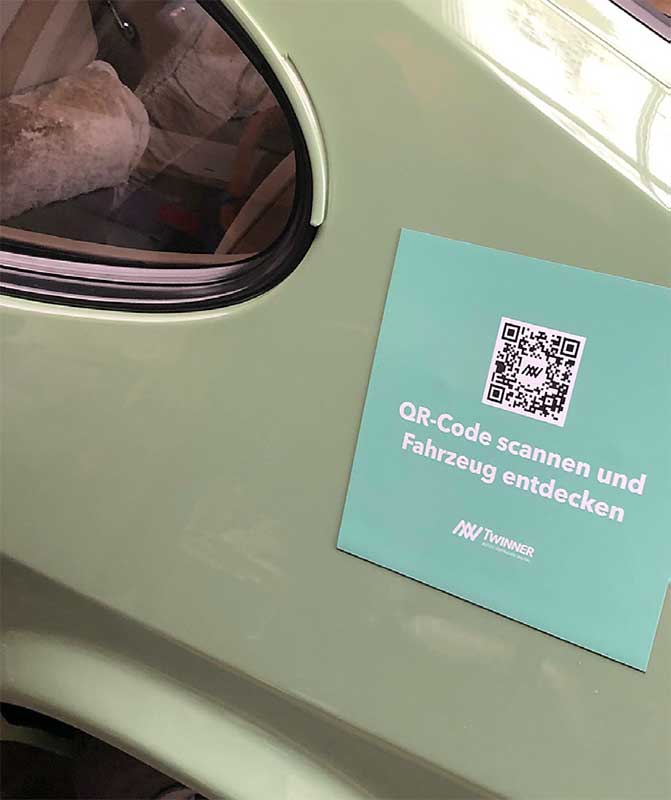 Schild und Code weisen den Weg. Schild und Code weisen den Weg.