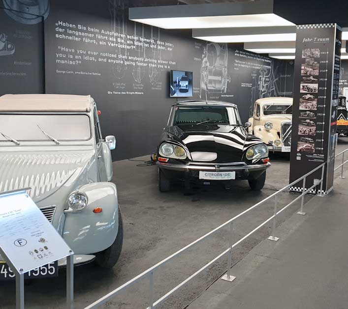 Oldtimermuseum „ganz oben“. Oldtimermuseum „ganz oben“.