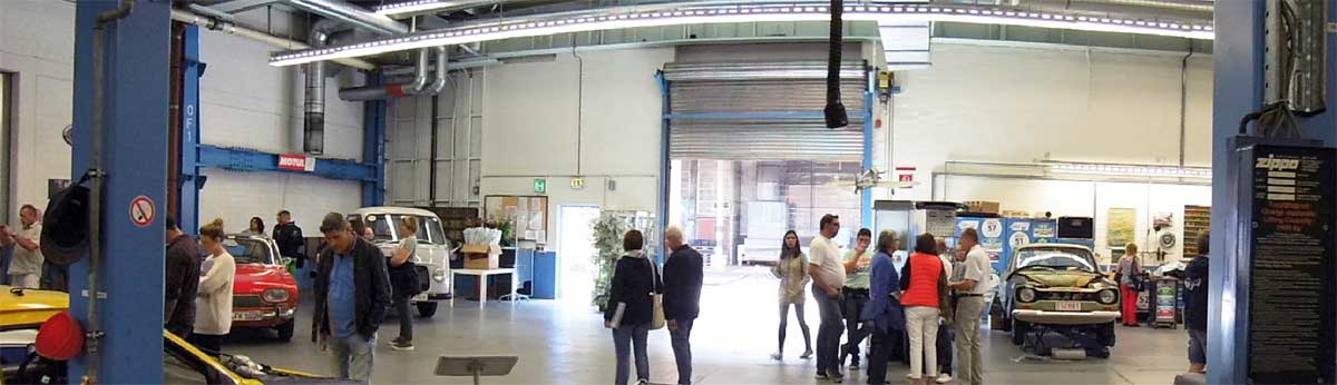 Ein Blick in die Werkstatt, wo an den historischen Fahrzeugen geschraubt wird. Ein Blick in die Werkstatt, wo an den historischen Fahrzeugen geschraubt wird.