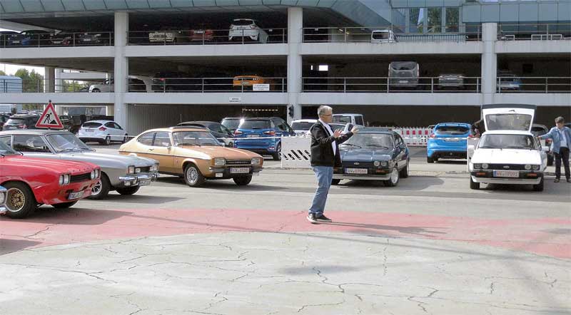 „Der Dirigent“: Frank Lehmann wies die Autos ein. „Der Dirigent“: Frank Lehmann wies die Autos ein.