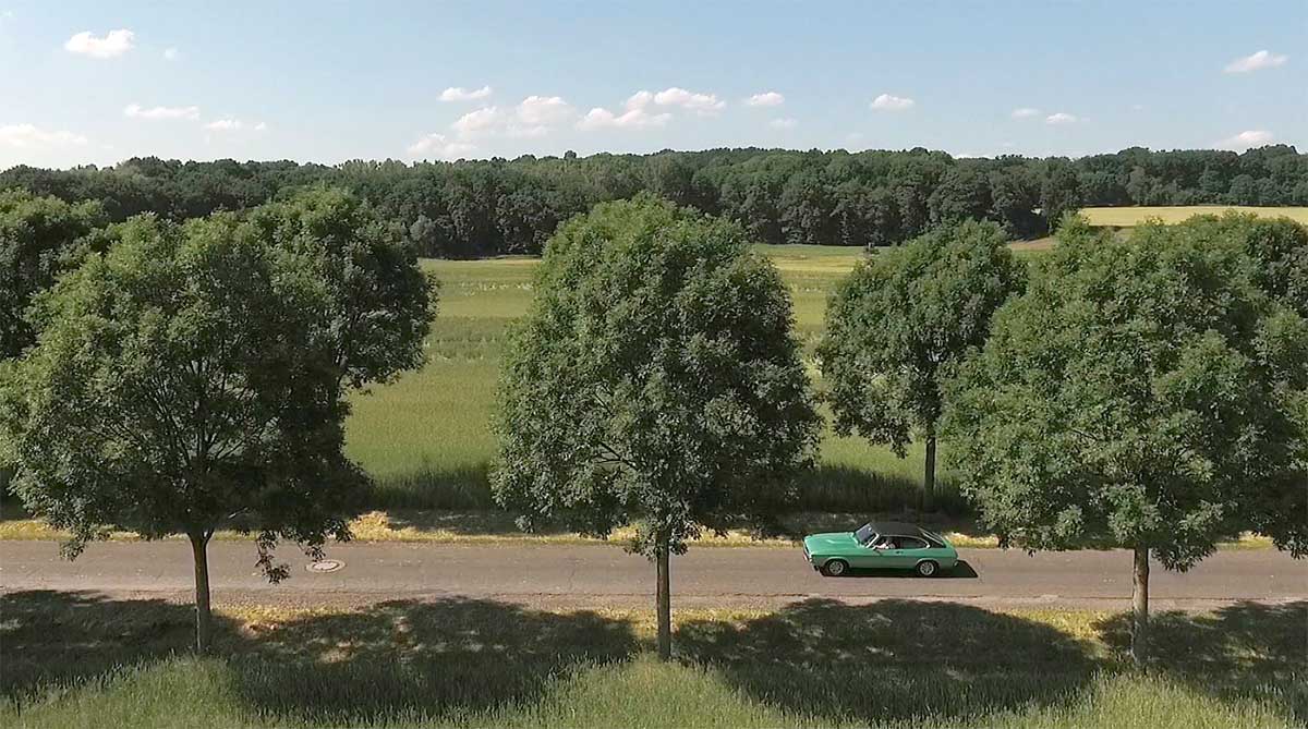 Außergewöhnliche Ansichten werden durch kamerabestückte Drohnen ermöglicht. Im Rahmen der WDR-Dokumentation „Das Experiment“ wurde der II-er bei einer Alleedurchfahrt aus der Vogelperspektive begleitet. Außergewöhnliche Ansichten werden durch kamerabestückte Drohnen ermöglicht. Im Rahmen der WDR-Dokumentation „Das Experiment“ wurde der II-er bei einer Alleedurchfahrt aus der Vogelperspektive begleitet.