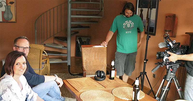 An insgesamt sechs Drehtagen standen, saßen oder liefen Beate und Marc Keiterling durch insgesamt fünf Jahrzehnte, begleitet von den Kameras. An insgesamt sechs Drehtagen standen, saßen oder liefen Beate und Marc Keiterling durch insgesamt fünf Jahrzehnte, begleitet von den Kameras.