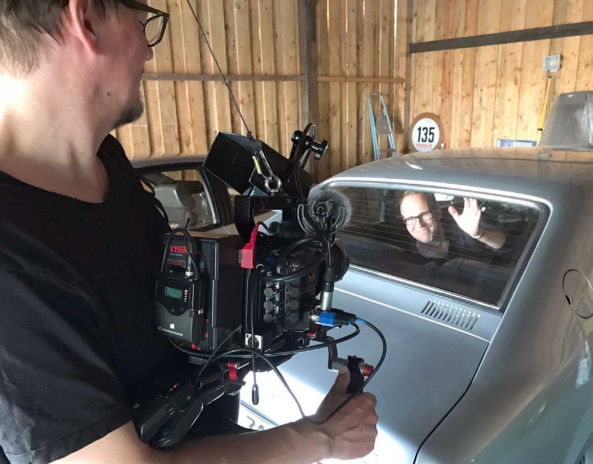 Für eine geplante Szene zu Beginn der Dokumentation winke ich durch die Heckscheibe eines Iers - sowie ich es 1973 als kleiner Junge auch tat. Ein Super 8-Film zeigt diese Situation. Für eine geplante Szene zu Beginn der Dokumentation winke ich durch die Heckscheibe eines Iers - sowie ich es 1973 als kleiner Junge auch tat. Ein Super 8-Film zeigt diese Situation.